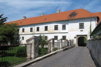 Dobóovský zámek s jižní bránou od vstupu do areálu (© Rodochrozit, 07/2013)