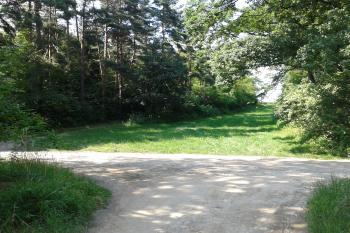 Foto č. 1 – křižovatka a pohled na jižní část hradiště (© Ivo Rozehnal, 07/2013)