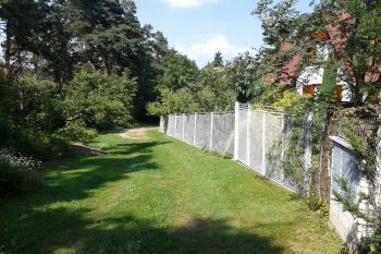 Foto č. 2 – Pohled na chatovou část – vlevo sráz, kde teče vodní tok (© Ivo Rozehnal, 07/2013)