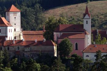 celkový pohled od severovýchodu ( © Pavel Zany Komárek 4. 7. 2002)