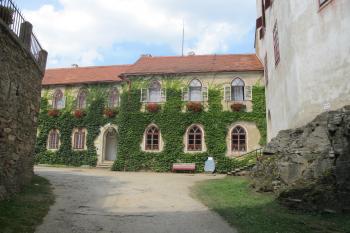 příkop vytesaný do skály chránící nejstarší palác na záp. straně hradního jádra (© D Dohňanský, 08/2018)