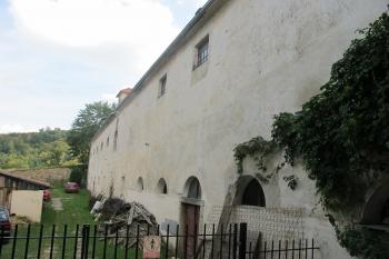 Sev. zadní část severní budovy vnějšího hrad.nádvoří (© D Dohňanský, 08/2018)