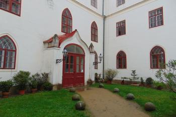 Sev.vnitřní nároží jádra,vlevo nejstarší palác hradu (© Dušan Dohňanský 09/2020)