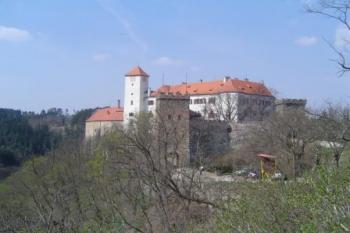 Pohled na hrad od vyhlídky při přístupové cestě (© Dalibor Král, 4/2006)