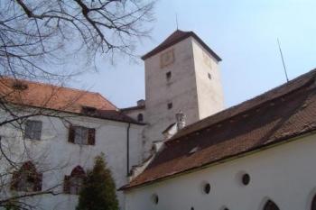 Hodinová věž z nádvoří (© Dalibor Král, 4/2006)