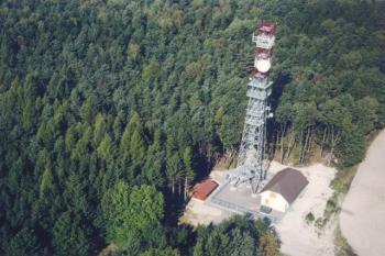 Letecký pohled na rozhlednu (© M. Novotný, SDH Vojenice 2013)