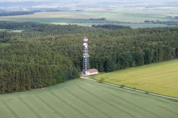 Pohled na rozhlednu z výšky (© M. Novotný, SDH Vojenice 2013)