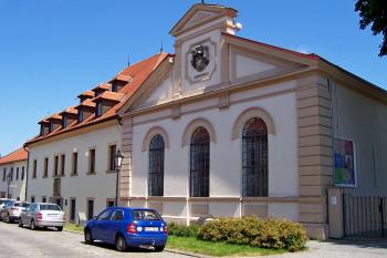 Biskupská mincovna (vlevo) a bývalý mlýn, budovy byly navzájem propojeny. (© Ivo Rozehnal, 07/2013)