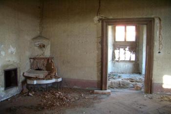 salón s rozbitými kachovými kamny (© 05/2014)