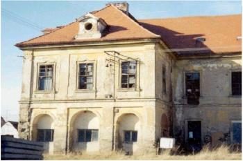 Pohled z boční strany (2002 © Naďa Zíková)