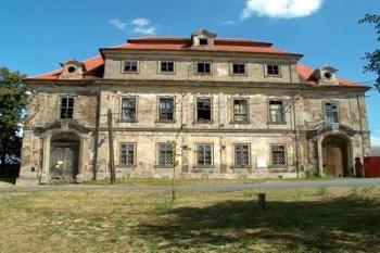 Průčelí zámku (2003 © Václav Hodek)