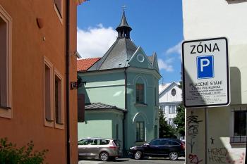 Ulička od Kostnické ulice, pohled na kapli sv. Kříže (© Ivo Rozehnal, 07/2013)