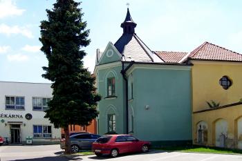 Kaple sv. Kříže, rozdělená na dvě části (© Ivo Rozehnal, 07/2013)
