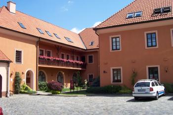 Hotel Octárna, bývalý františkánský klášter (později pekárna, octárna). (© Ivo Rozehnal, 07/2013)