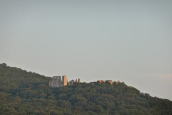 Oponický hrad - od vesnice Oponice (© Milan Novotný, 07/2013)