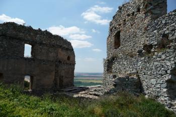Pohled do západního obytného traktu a bašty (© Milan Novotný, 07/2013)