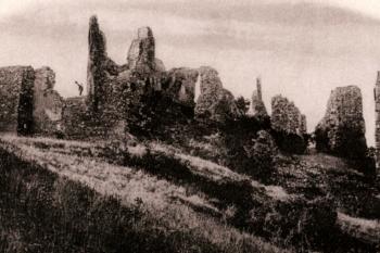pohled od východu na pohlednici z poč. 20. století (odeslána 1913) (© reprofoto: Slámka, Miroslav (ed.): Krajina hradov: slovenské hrady na starých pohľadniciach, IGES, Pezinok 2010)