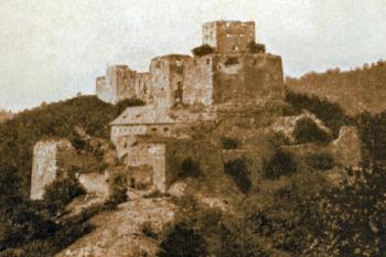 hrad od jihu na pohlednici vydavatelství Joerges z konce 19. století (© reprofoto: Slámka, Miroslav (ed.): Krajina hradov: slovenské hrady na starých pohľadniciach, IGES, Pezinok 2010)