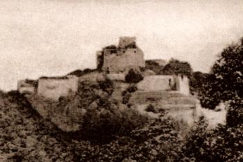 zřícenina od jihovýchodu na historické pohlednici (© reprofoto: Slámka, Miroslav (ed.): Krajina hradov: slovenské hrady na starých pohľadniciach, IGES, Pezinok 2010)