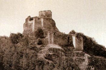 zřícenina od východu na pohlednici z doby kolem r. 1900 (© reprofoto: Slámka, Miroslav (ed.): Krajina hradov: slovenské hrady na starých pohľadniciach, IGES, Pezinok 2010)