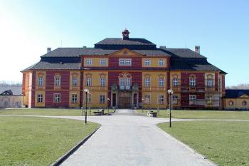 vstupní průčelí ( © Pavel Zany Komárek 30/3/2002)