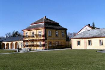 hospodářské budovy na západní straně čestného dvora ( © Pavel Zany Komárek 30/3/2002)