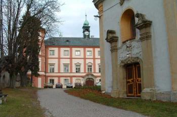 Zámek a kostel (© Stanislav Brebera 07/2004)