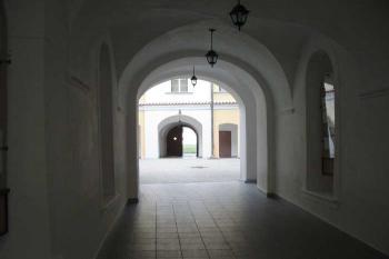 průchod na nádvoří (© Stanislav Brebera 07/2004)