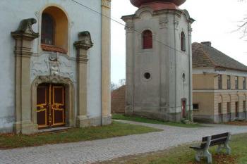 Kostel se samostanou věží před zámkem (© Stanislav Brebera 07/2004)