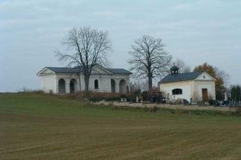 hřbitov s hrobkou (© Stanislav Brebera 07/2004)