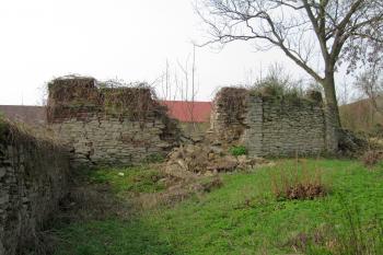 poničená zeď z pískovce (© Rodochrozit, 04/2013)