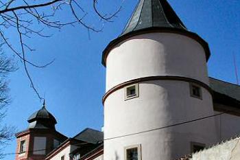 východní průčelí s okrouhlou a polygonální věží ( © Pavel Zany Komárek 30/3/2002)