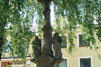 Sousoší Kalvárie u kostela (© František Kinař, 08/2013)