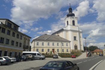 Pohled na kostel z náměstí ( © Ivo Rozehnal 08/2019)