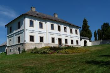 Klasicistní fara z r. 1774 (© František Kinař, 08/2013)