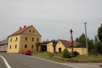 fara u kostela ( © Luděk Vláčil 08/2015)