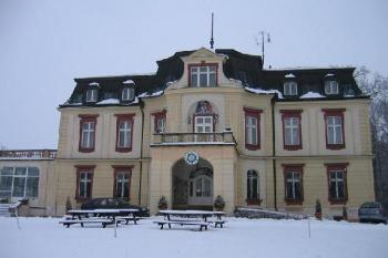 Hlavní průčelí z parku ( © Pavel Vítek 01/2006)