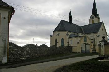 kostel od fary za soumraku (© D Dohňanský, 03/2014)