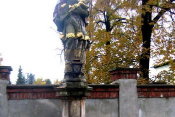 Socha sv. Jana Nepomuckého před kostelem (© Pavel Vítek 10/2013)