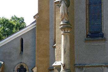 Památkově chráněný sloup se sochou P. Marie (© František Kinař, 08/2013)
