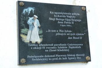 Pamětní deska připomínající pobyt Karola Wojtyly, pozdějšího papeže Jana Pavla II. (© František Kinař, 08/2013)