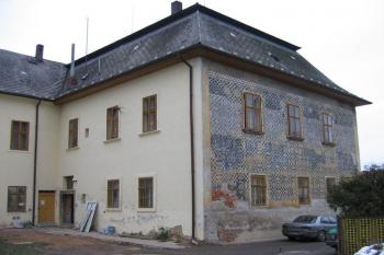 Zadní trakt zámku se zbytky sgrafit ( © Pavel Vítek 11/2005)