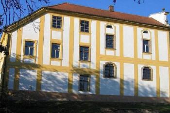 Pohled na zámek ze zbytků parku (© Pavel Vítek 10/2005)