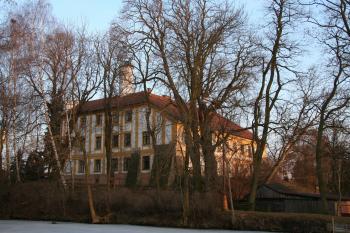 Zámek od silnice přes rybník ( © Petr Nožička 03/2010)