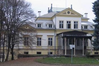Vstupní trakt zámku ( © Pavel Vítek 11/2005)