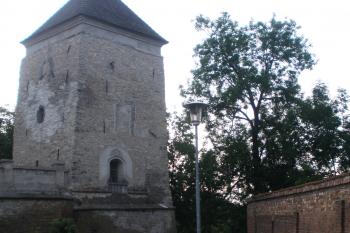 Vodárenská bašta byla v 19. století upravena na vodojem, dnes je bez využití, nachází se v Masarykových sadech vedle budovy Husitského sboru. (© Vojtěch Barcal, 11/2013)