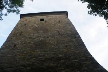 Pohled na Vodárenskou baštu z cesty k jedné z forten. (© Vojtěch Barcal, 11/2013)