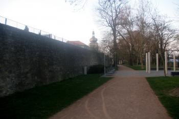 Pohled na východní frontu opevnění v Jungmannových sadech. (© Vojtěch Barcal, 04/2014)