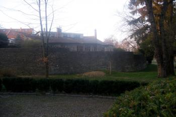 Zaoblený jihovýchodní roh opevnění v Jungmannových sadech (© Vojtěch Barcal, 04/2014)