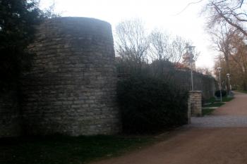 Jungmannovy sady - obrozenci v 19. století obnovená vnější hradba. V popředí imitace bašty, která nemá ve vnější hradbě co dělat. (© Vojtěch Barcal, 04/2014)